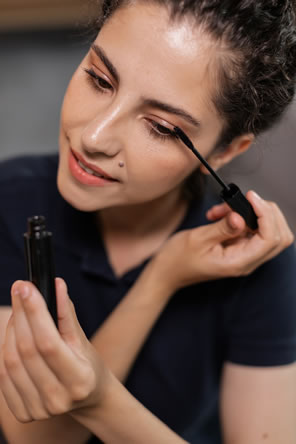 7 Fungal Acne-Safe Makeup Products to Achieve Smoother Skin-Woman-Appying- Fungal Acne Safe Makeup