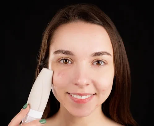 woman_holding_medicated_shampoo_bottle_anti-fungal
