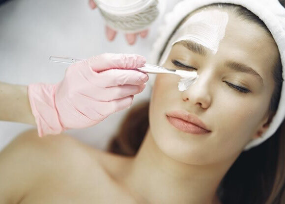 Naturl anti-fungal treaments being administered by profesional dermtologist_r1_c1