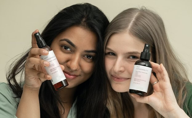Fungal acne free Ladies holding Niacinamide serums