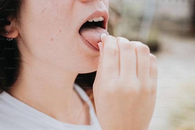 female_taking_oral_antibiotics_for_itchy_acne